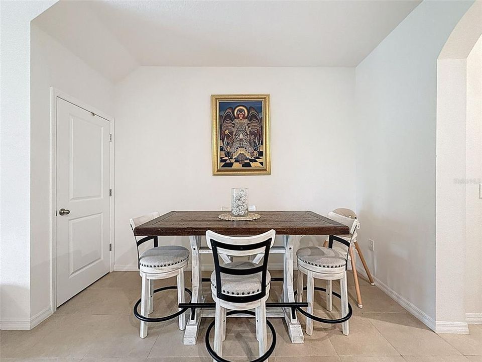 Под контрактом: $339,900 (3 спален, 2 ванн, 1673 Квадратных фут)