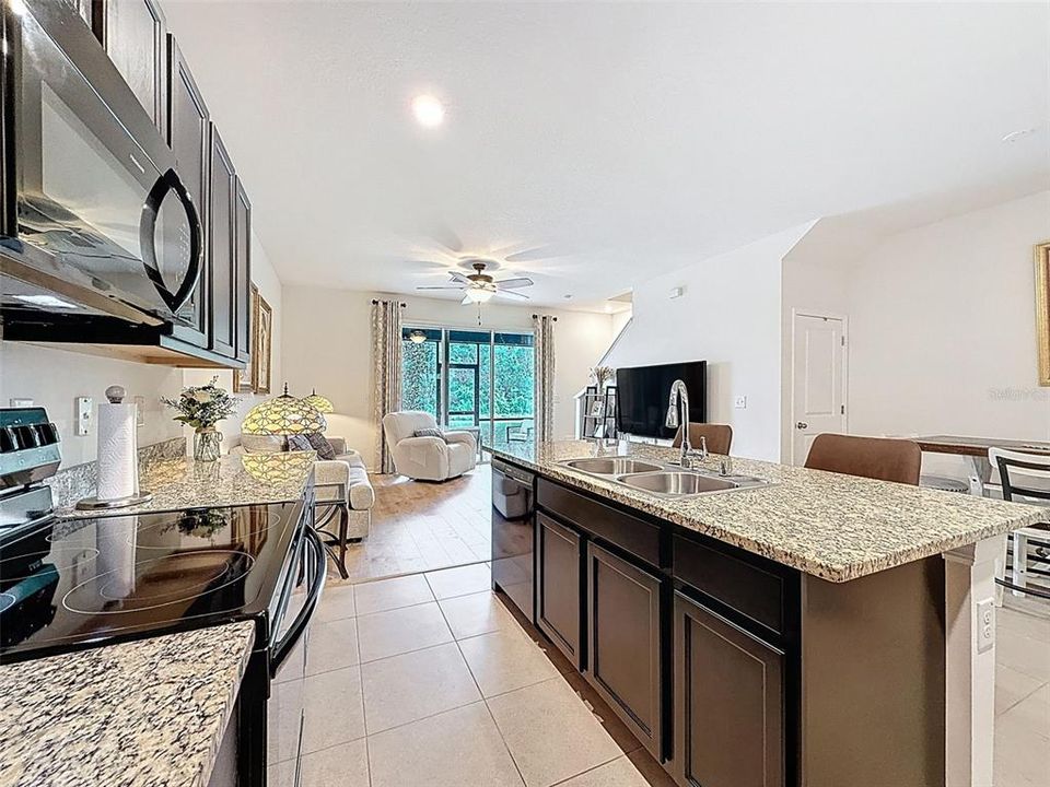 Под контрактом: $339,900 (3 спален, 2 ванн, 1673 Квадратных фут)