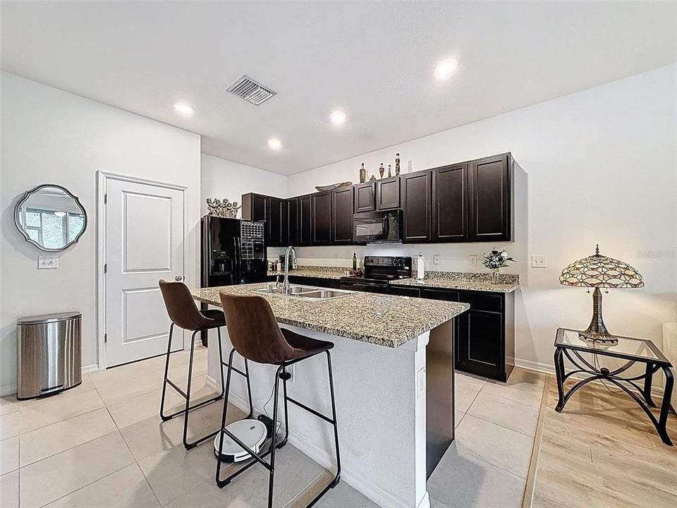 Под контрактом: $339,900 (3 спален, 2 ванн, 1673 Квадратных фут)