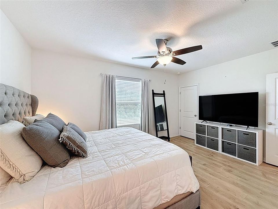 Под контрактом: $339,900 (3 спален, 2 ванн, 1673 Квадратных фут)