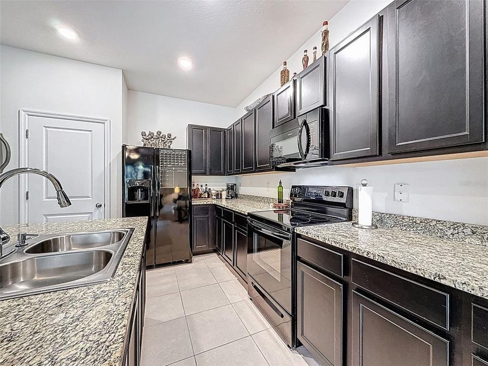 Под контрактом: $339,900 (3 спален, 2 ванн, 1673 Квадратных фут)