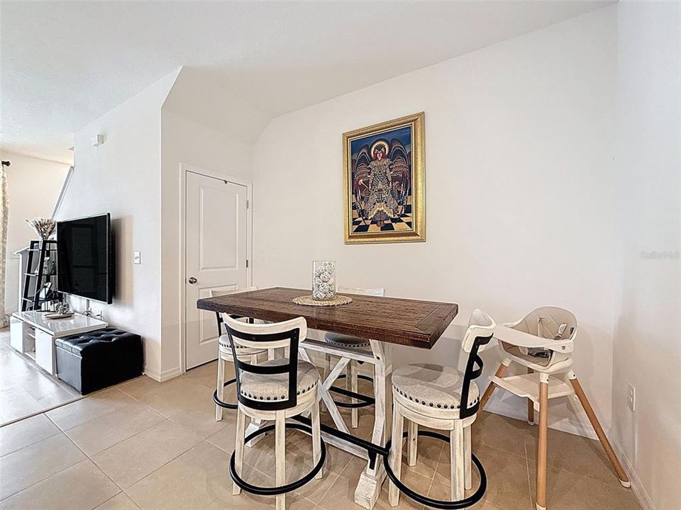 Под контрактом: $339,900 (3 спален, 2 ванн, 1673 Квадратных фут)