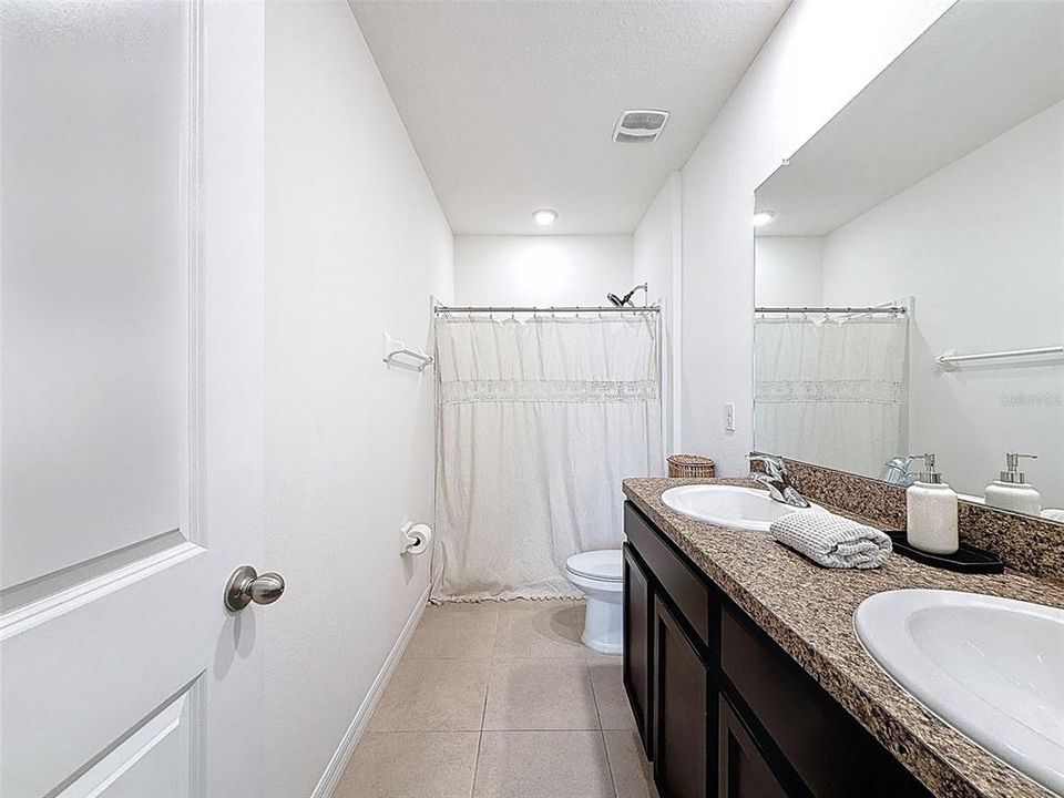 Под контрактом: $339,900 (3 спален, 2 ванн, 1673 Квадратных фут)