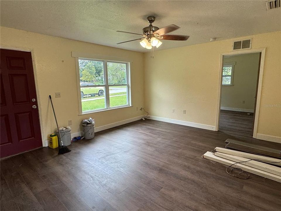 Active With Contract: $158,500 (3 beds, 2 baths, 1032 Square Feet)