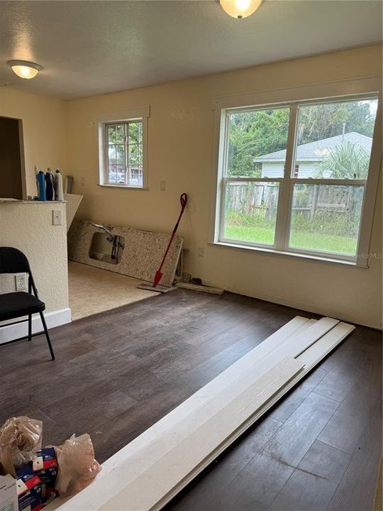 Active With Contract: $158,500 (3 beds, 2 baths, 1032 Square Feet)