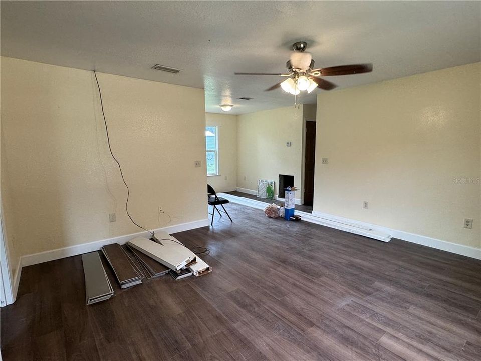 Active With Contract: $158,500 (3 beds, 2 baths, 1032 Square Feet)