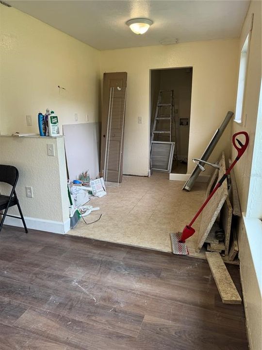 Active With Contract: $158,500 (3 beds, 2 baths, 1032 Square Feet)