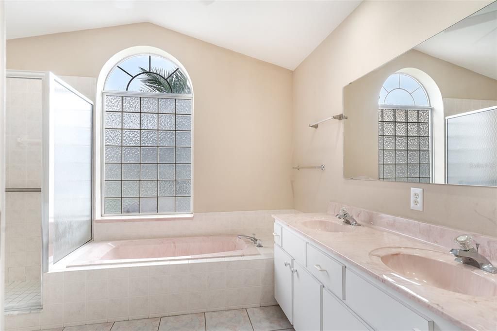 待售: $215,000 (2 贝兹, 2 浴室, 1352 平方英尺)