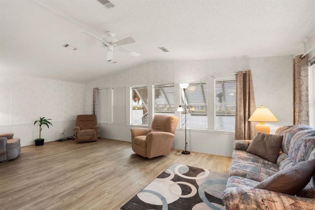 Active With Contract: $199,900 (3 beds, 2 baths, 1341 Square Feet)