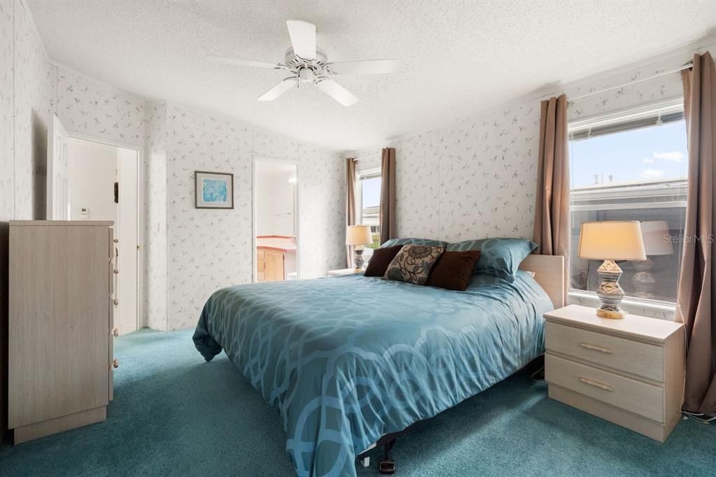 Active With Contract: $199,900 (3 beds, 2 baths, 1341 Square Feet)