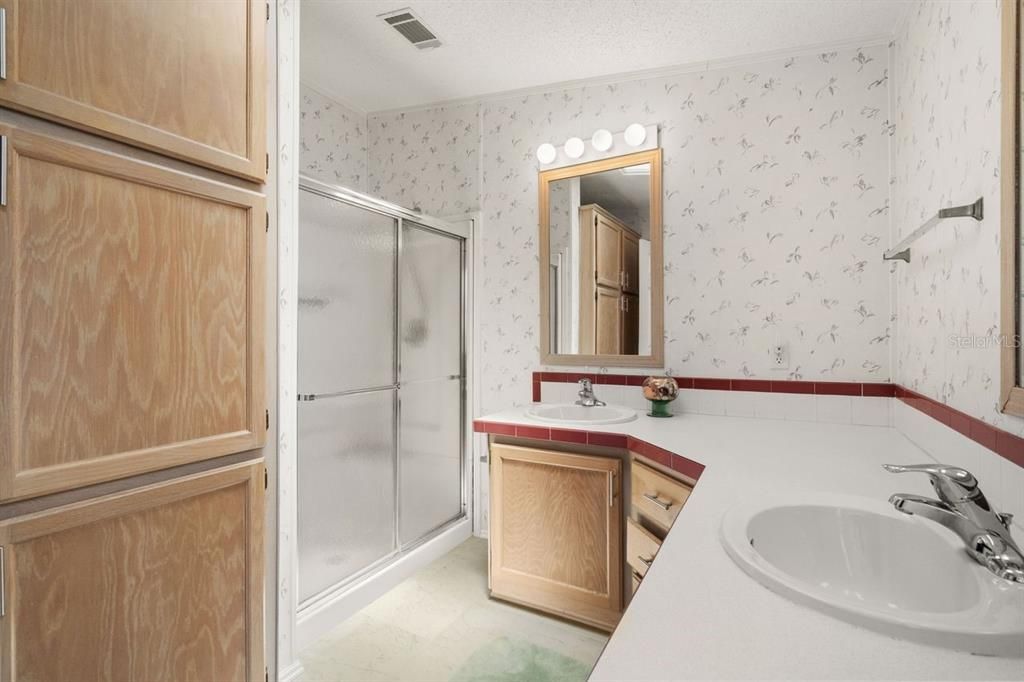 Active With Contract: $199,900 (3 beds, 2 baths, 1341 Square Feet)