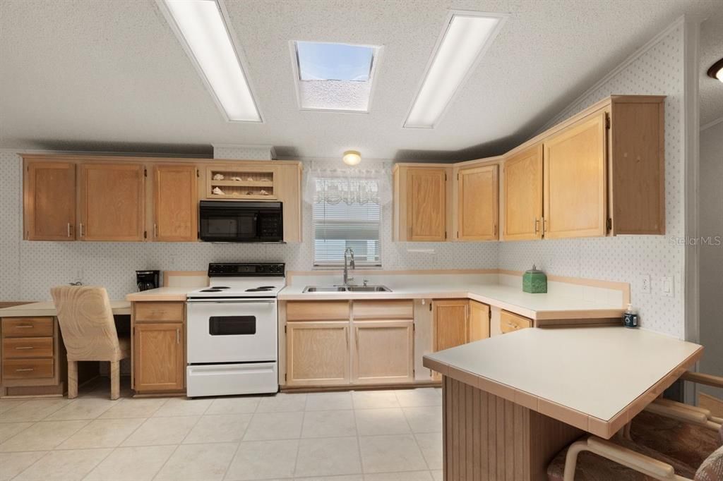 Active With Contract: $199,900 (3 beds, 2 baths, 1341 Square Feet)