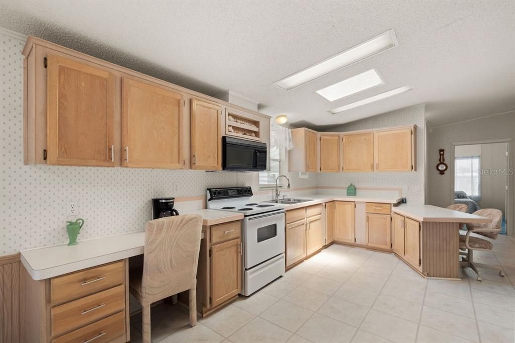 Active With Contract: $199,900 (3 beds, 2 baths, 1341 Square Feet)