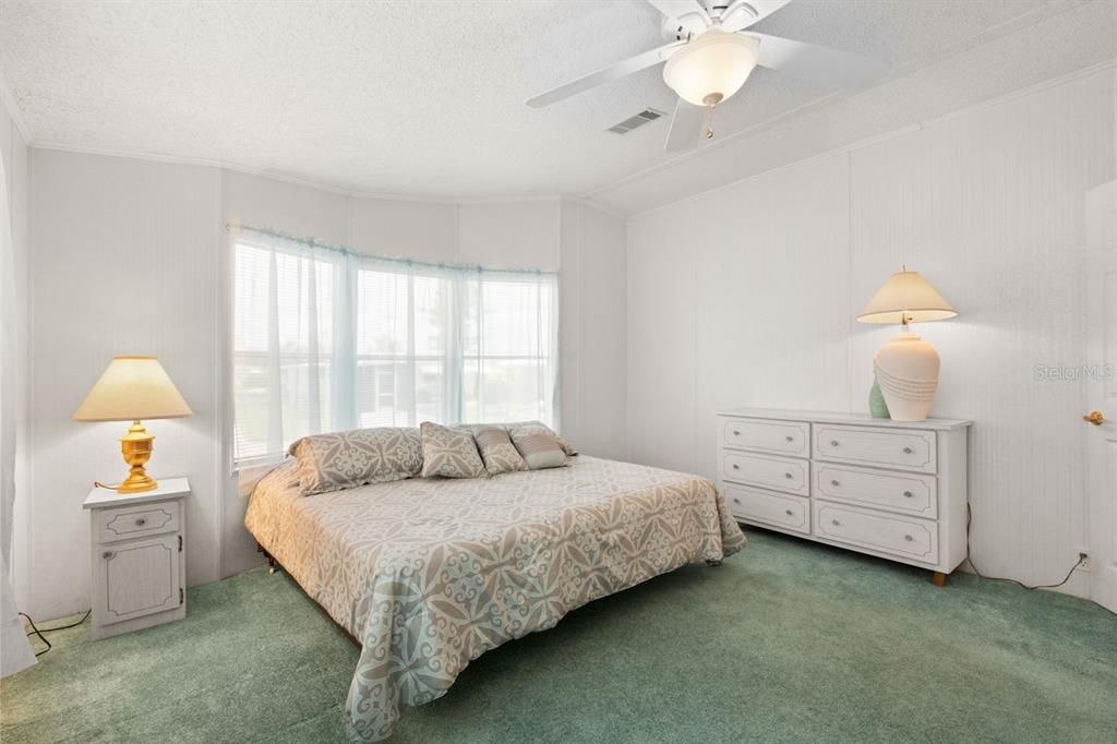 Active With Contract: $199,900 (3 beds, 2 baths, 1341 Square Feet)