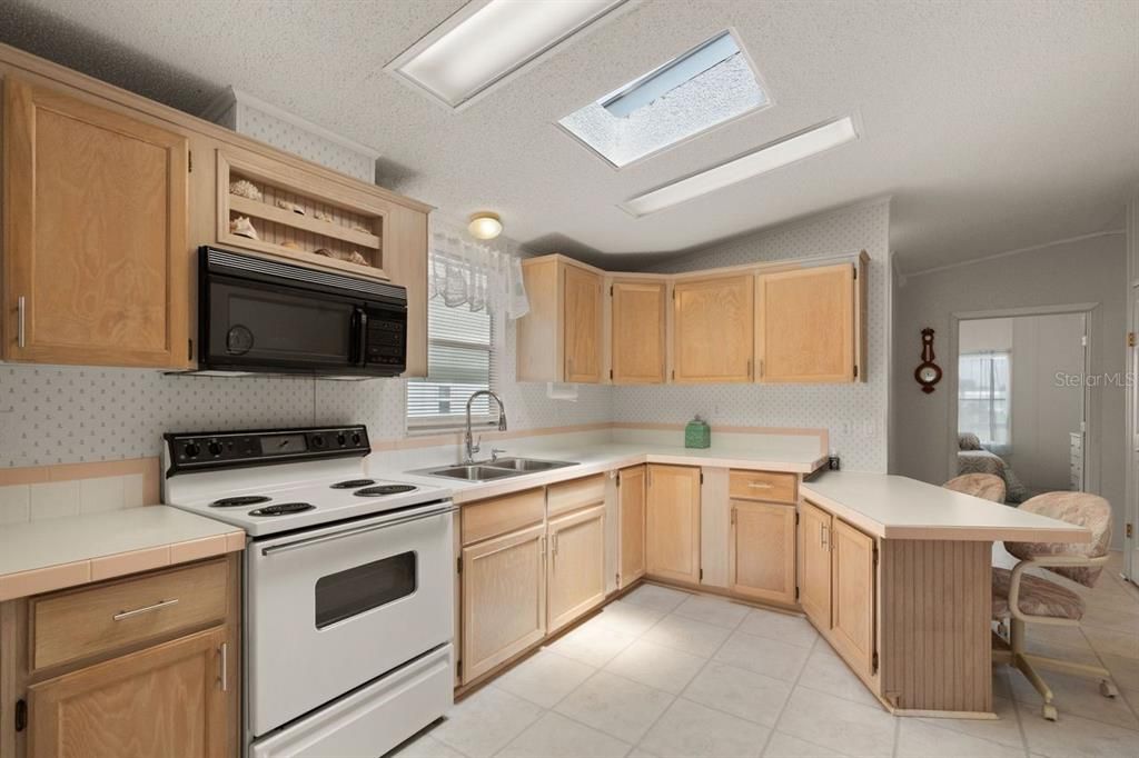 Active With Contract: $199,900 (3 beds, 2 baths, 1341 Square Feet)