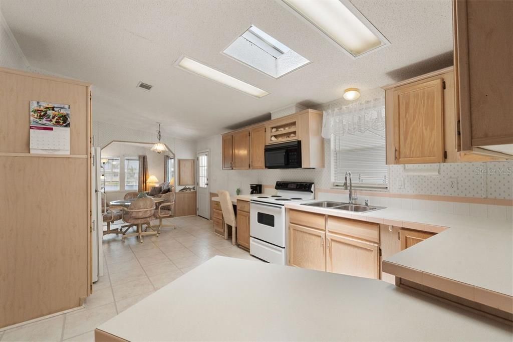 Active With Contract: $199,900 (3 beds, 2 baths, 1341 Square Feet)