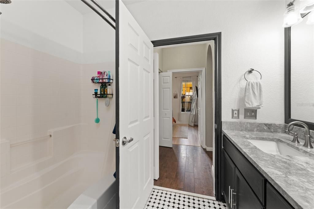 待售: $279,000 (2 贝兹, 2 浴室, 1070 平方英尺)