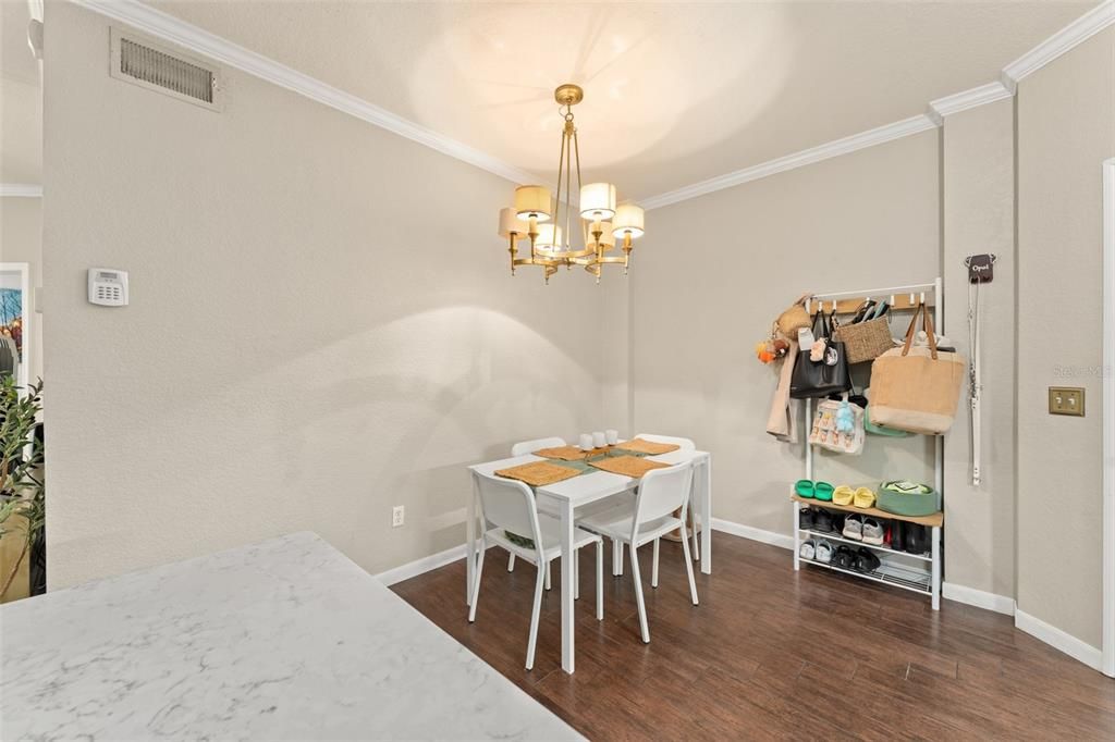 待售: $279,000 (2 贝兹, 2 浴室, 1070 平方英尺)