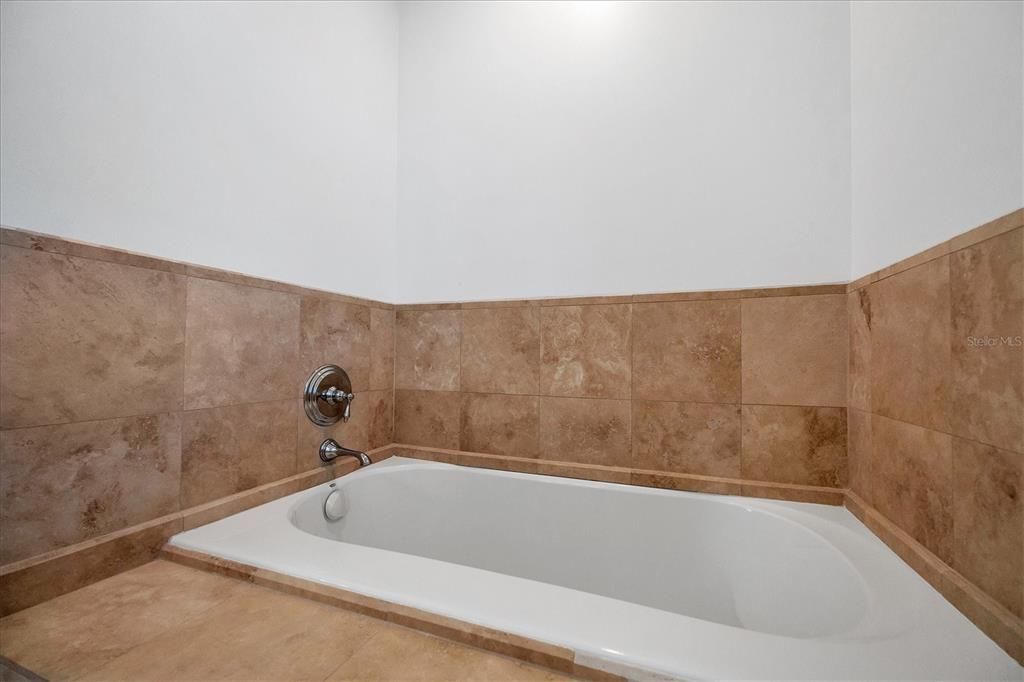 出租: $6,500 (5 贝兹, 5 浴室, 4752 平方英尺)