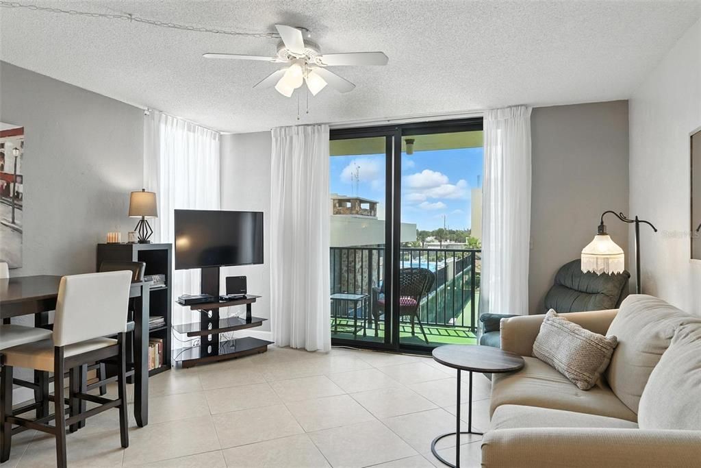 Active With Contract: $149,900 (1 beds, 1 baths, 590 Square Feet)