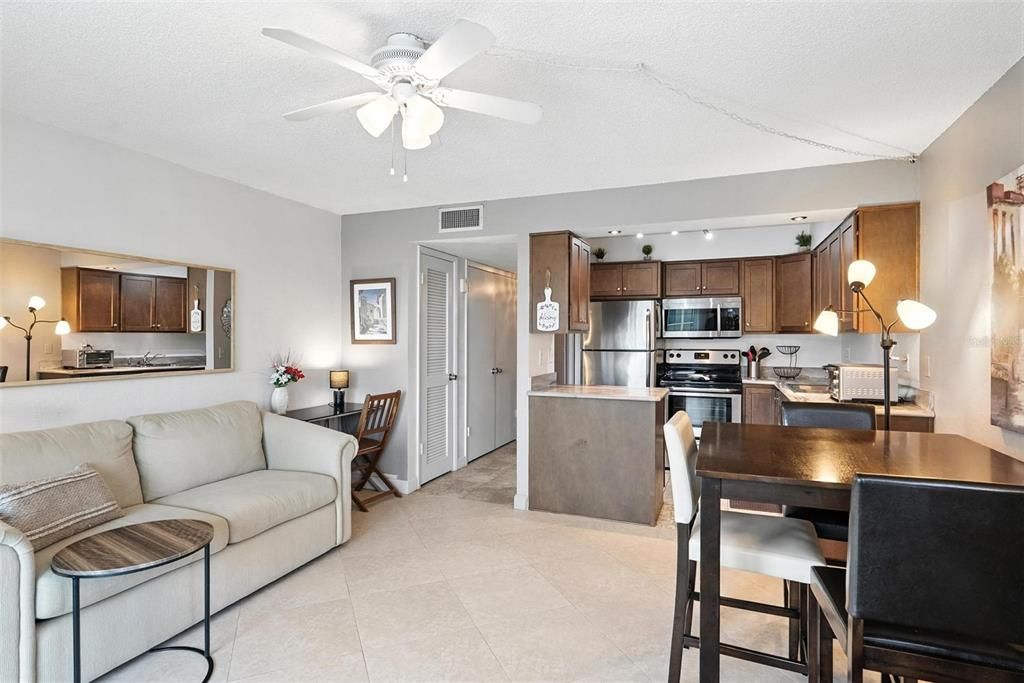 Active With Contract: $149,900 (1 beds, 1 baths, 590 Square Feet)