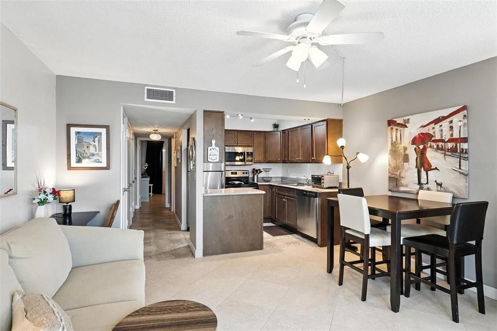 Active With Contract: $149,900 (1 beds, 1 baths, 590 Square Feet)