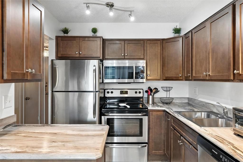 Active With Contract: $149,900 (1 beds, 1 baths, 590 Square Feet)