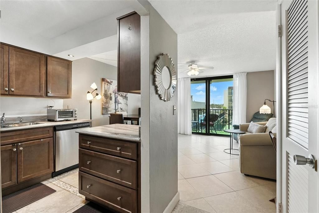 Active With Contract: $149,900 (1 beds, 1 baths, 590 Square Feet)