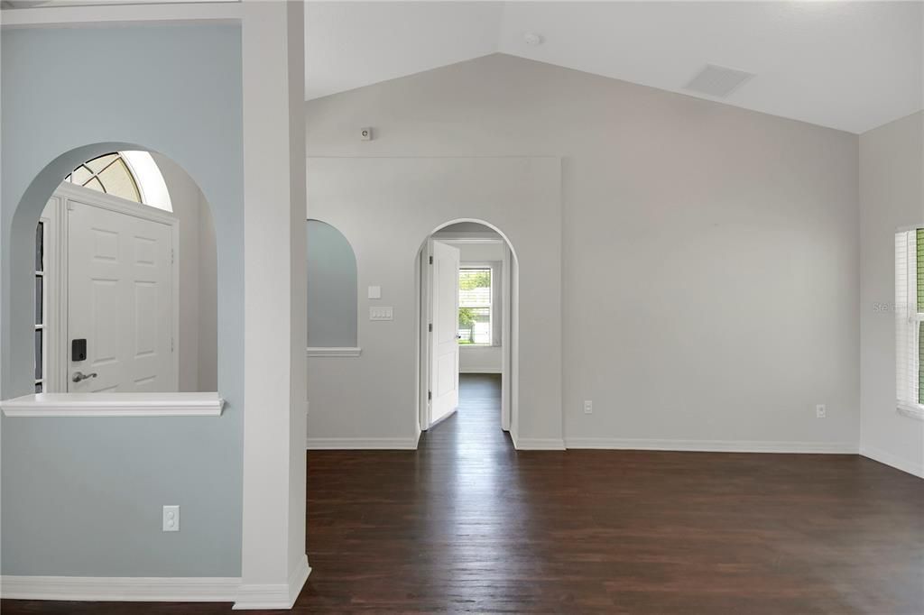 For Sale: $313,700 (3 beds, 2 baths, 1585 Square Feet)