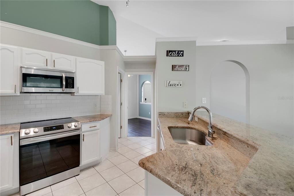 For Sale: $313,700 (3 beds, 2 baths, 1585 Square Feet)