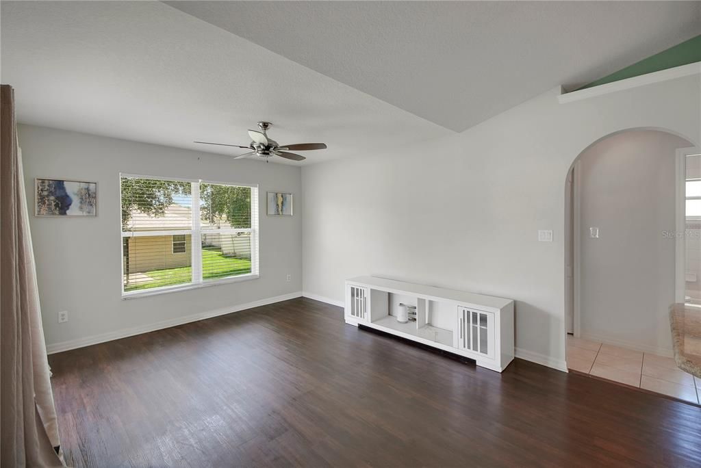 For Sale: $313,700 (3 beds, 2 baths, 1585 Square Feet)