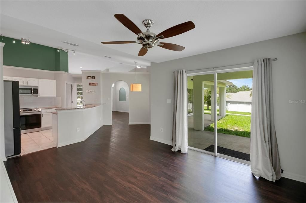 For Sale: $313,700 (3 beds, 2 baths, 1585 Square Feet)