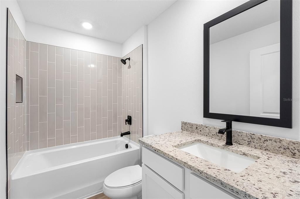 合同活跃: $377,900 (4 贝兹, 3 浴室, 1981 平方英尺)