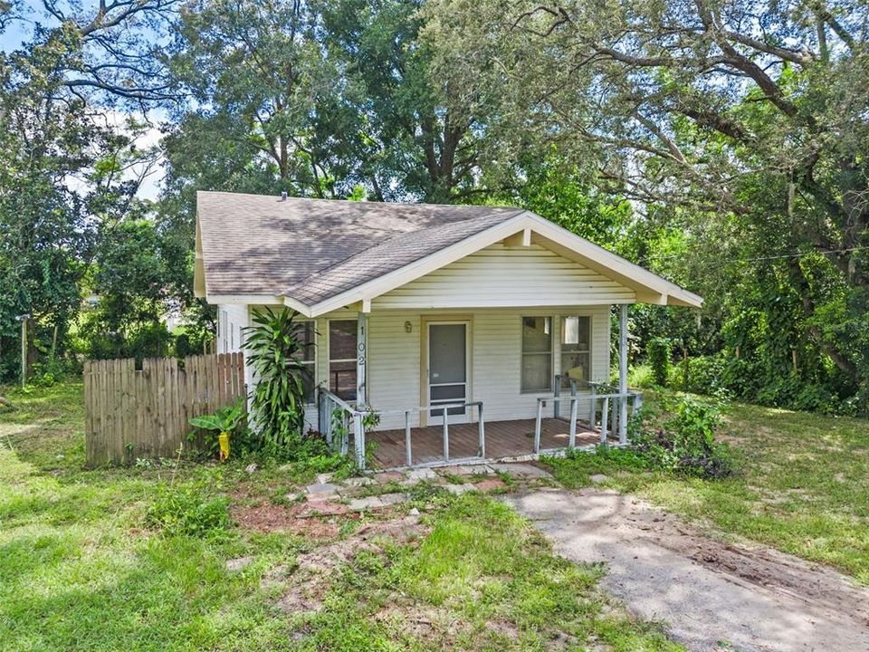 Active With Contract: $160,000 (2 beds, 1 baths, 816 Square Feet)