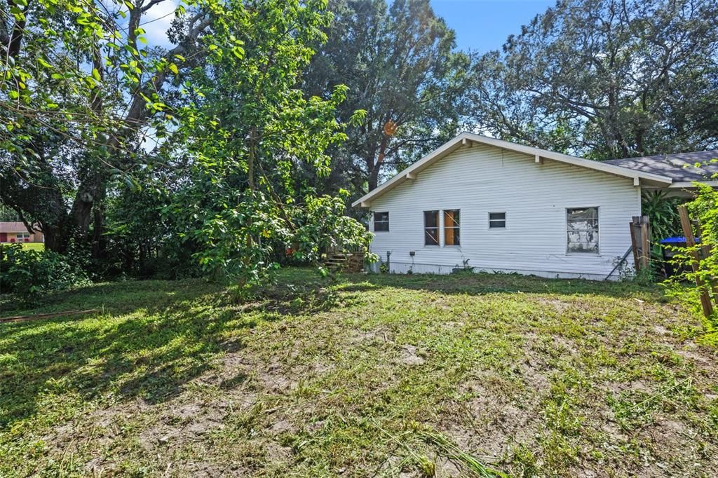 Active With Contract: $160,000 (2 beds, 1 baths, 816 Square Feet)