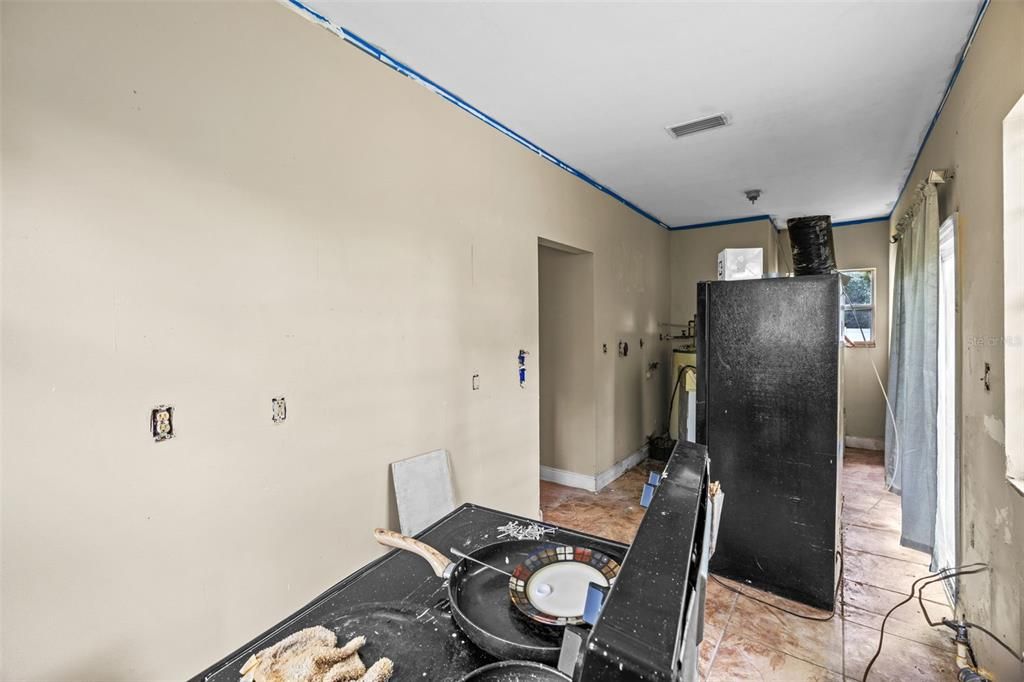 Active With Contract: $160,000 (2 beds, 1 baths, 816 Square Feet)