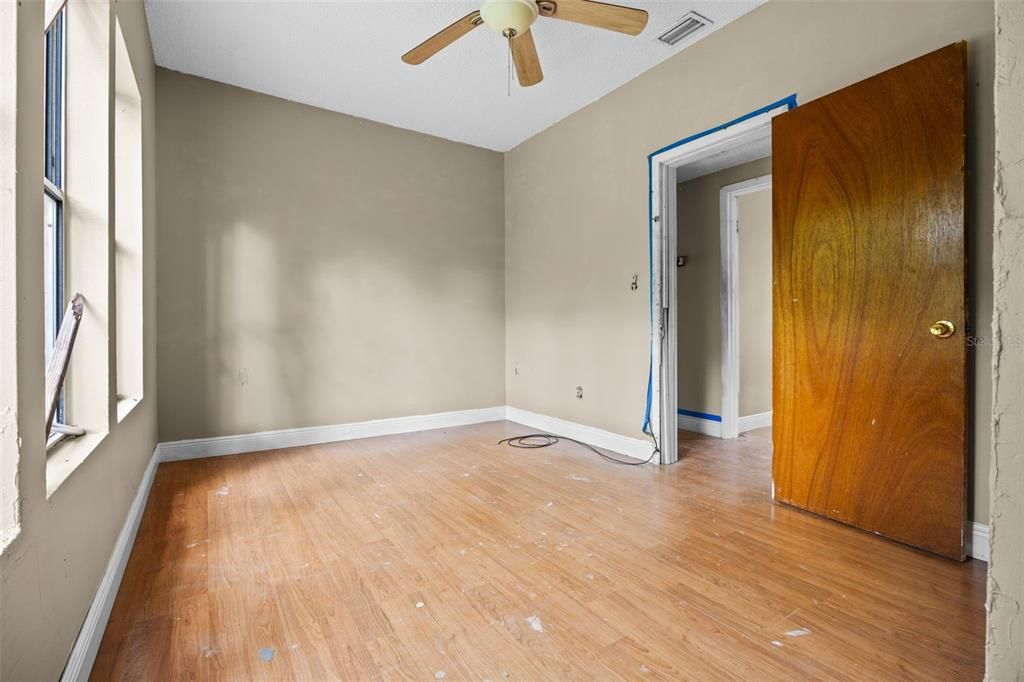 Active With Contract: $160,000 (2 beds, 1 baths, 816 Square Feet)