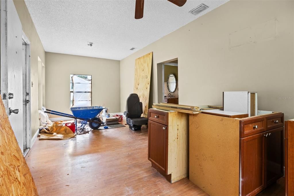 Active With Contract: $160,000 (2 beds, 1 baths, 816 Square Feet)