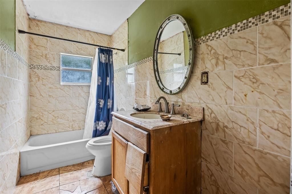 Active With Contract: $160,000 (2 beds, 1 baths, 816 Square Feet)