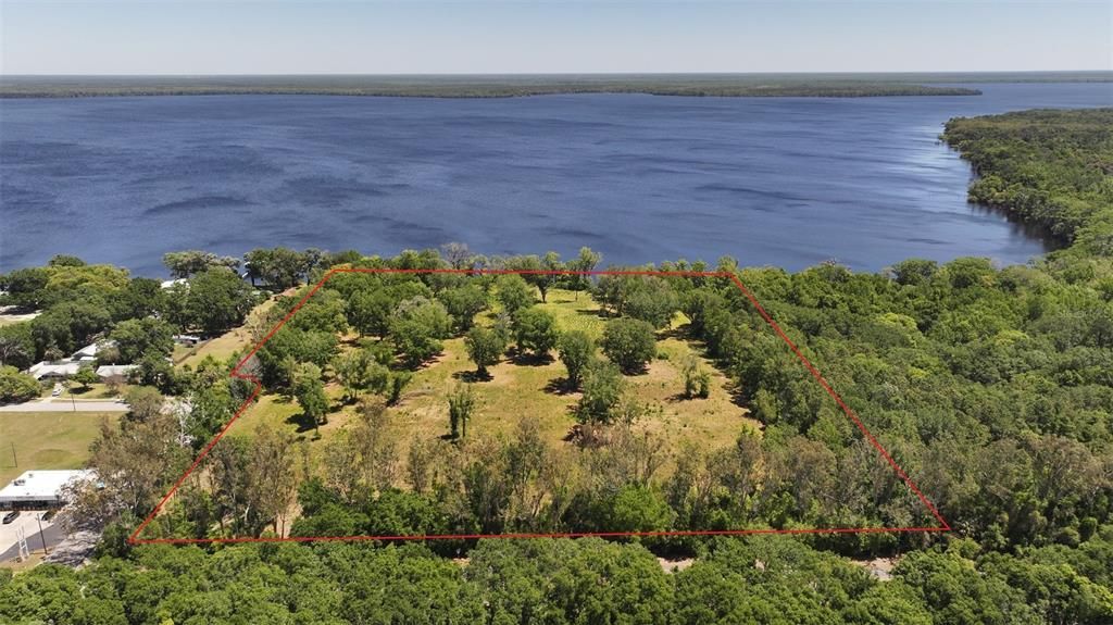 На продажу: $2,499,000 (14.60 acres)