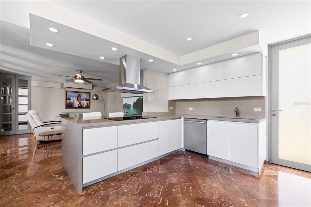 合同活跃: $1,498,000 (4 贝兹, 2 浴室, 2727 平方英尺)