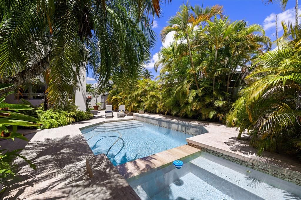 合同活跃: $1,498,000 (4 贝兹, 2 浴室, 2727 平方英尺)