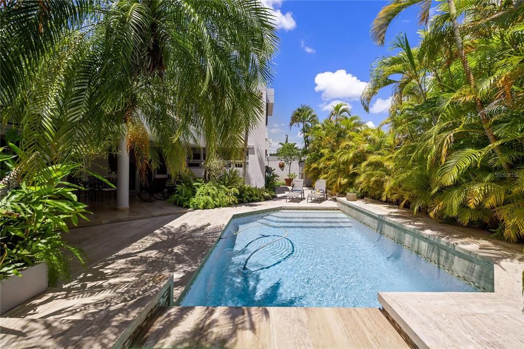 合同活跃: $1,498,000 (4 贝兹, 2 浴室, 2727 平方英尺)