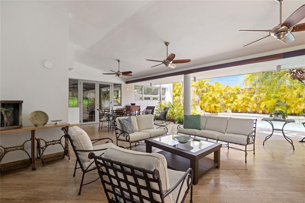 合同活跃: $1,498,000 (4 贝兹, 2 浴室, 2727 平方英尺)