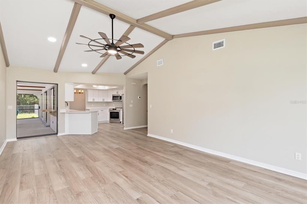 合同活跃: $599,000 (3 贝兹, 2 浴室, 1983 平方英尺)