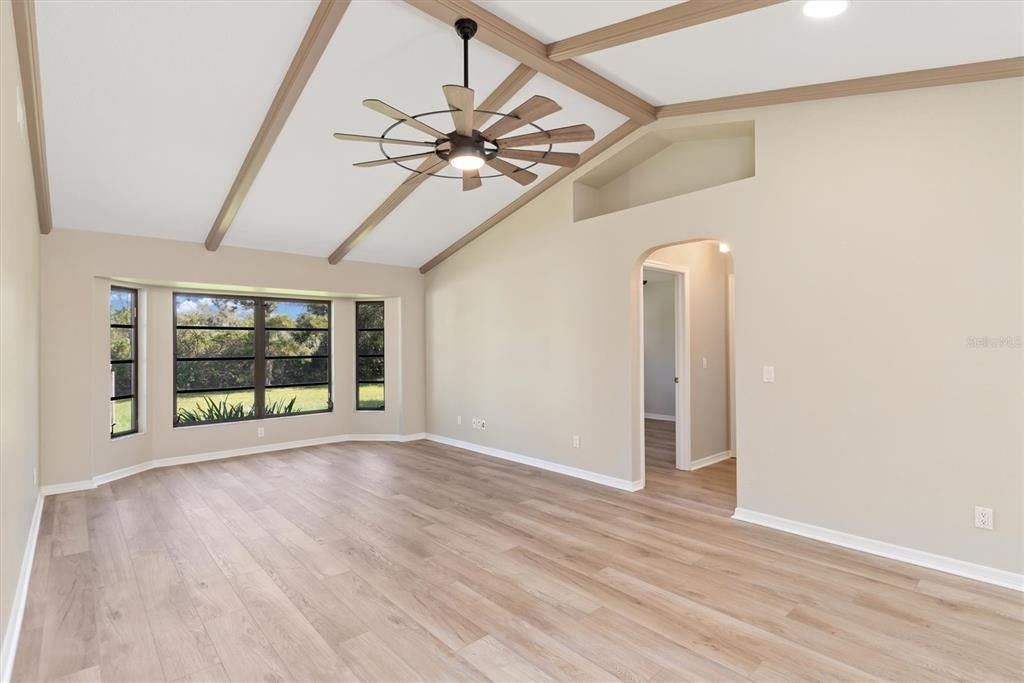 合同活跃: $599,000 (3 贝兹, 2 浴室, 1983 平方英尺)