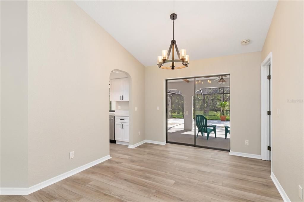 合同活跃: $599,000 (3 贝兹, 2 浴室, 1983 平方英尺)