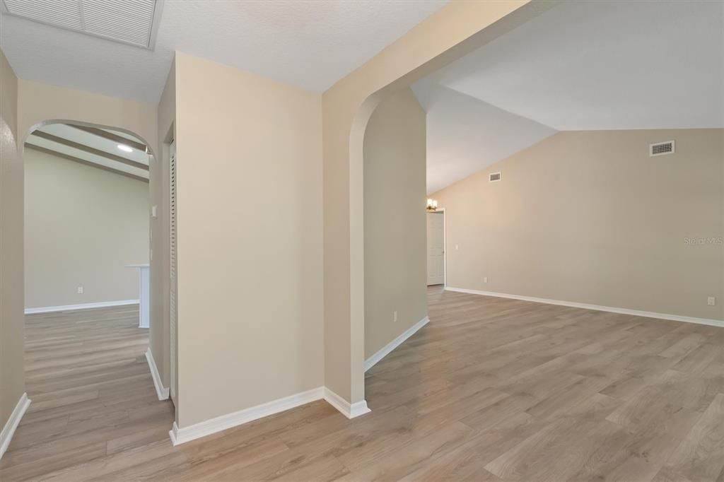 合同活跃: $599,000 (3 贝兹, 2 浴室, 1983 平方英尺)