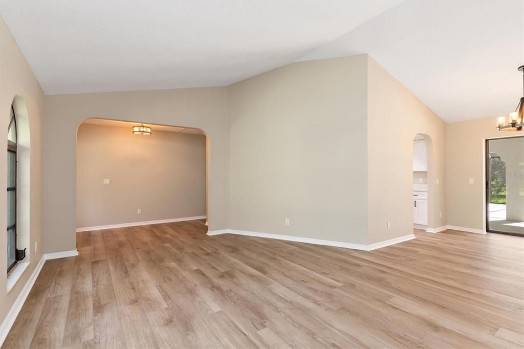 合同活跃: $599,000 (3 贝兹, 2 浴室, 1983 平方英尺)