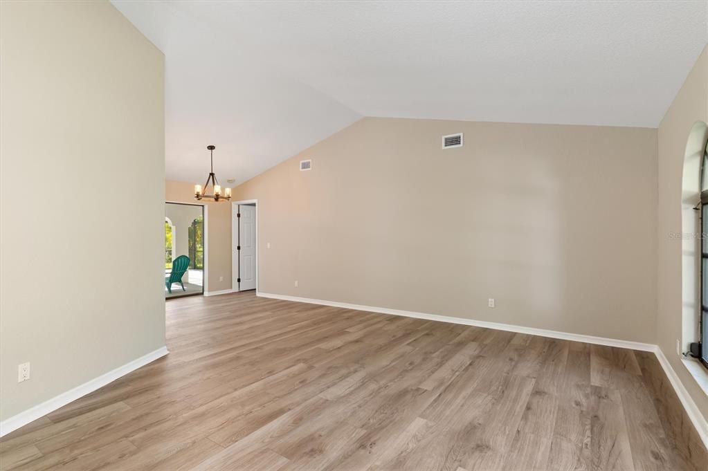 合同活跃: $599,000 (3 贝兹, 2 浴室, 1983 平方英尺)